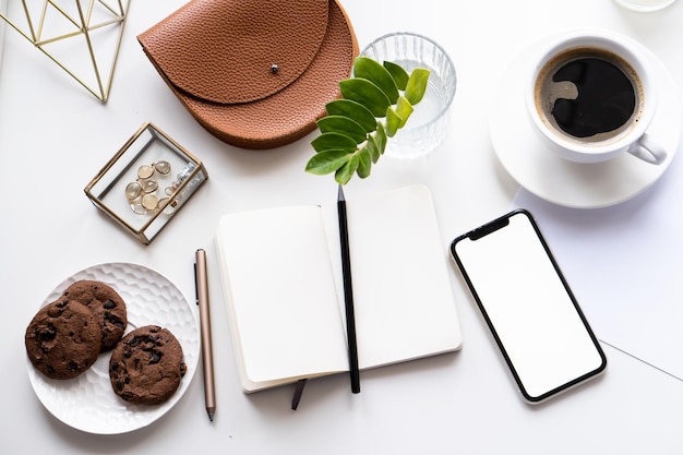 Telefon i notatnik na stole