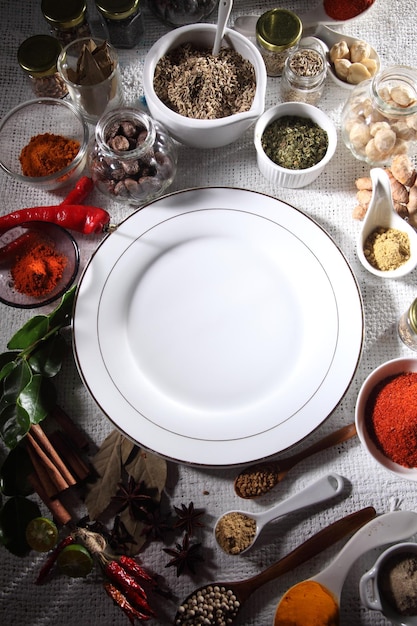 Stół z talerzami i przyprawami